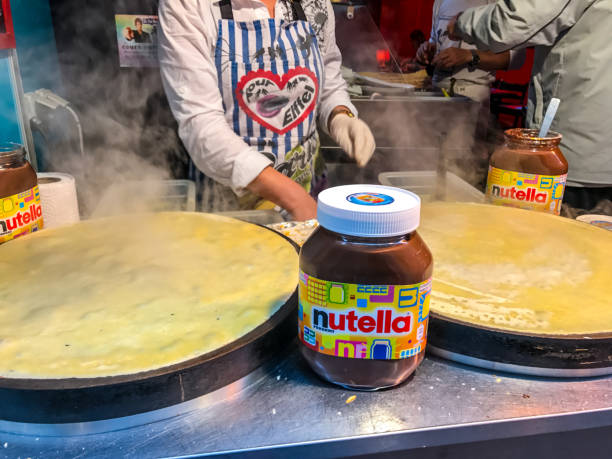 crepes de cozinhar ao ar livre em paris, frança - nutella - fotografias e filmes do acervo