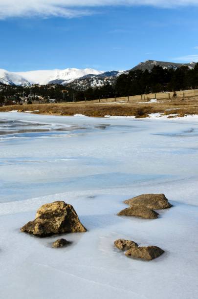 lake estes, colorado - cold lake frozen estes park stock-fotos und bilder