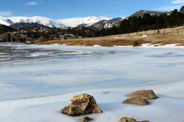 лейк-эстес - cold lake frozen estes park стоковые фото и изображения