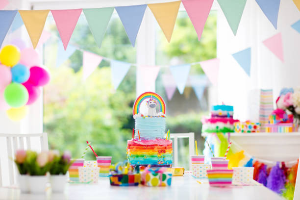 kids birthday party decoration and cake - cupcake cake birthday candy imagens e fotografias de stock