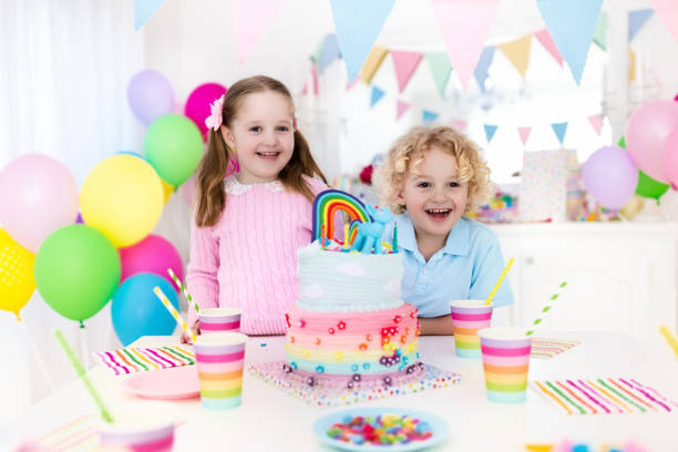 istock Kids birthday party with cake 689121200