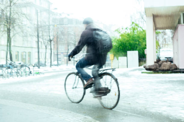 istock Cyclist on snowy day silhouette on ice cold day commuting 689129358
