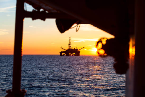 indústria de gás do petróleo nad - oil crane oil rig derrick crane - fotografias e filmes do acervo