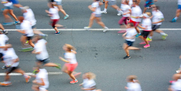 semi marathon sur les rues de la ville - sporting position vitality blurred motion strength photos et images de collection