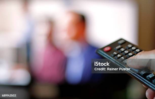 El Desenfreno Viendo Canales Foto de stock y más banco de imágenes de Industria televisiva - Industria televisiva, Televisión, Atracón de televisión