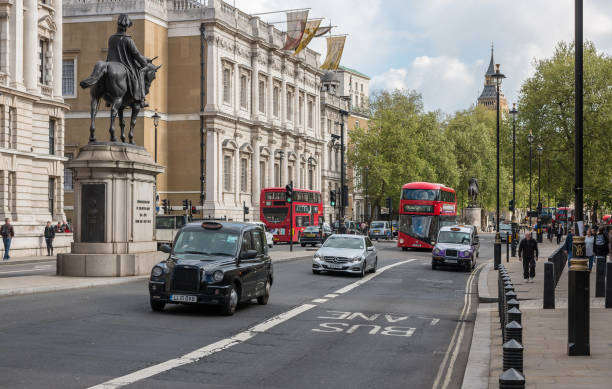 ulica whitehall w londynie - palace buckingham palace london england famous place zdjęcia i obrazy z banku zdjęć