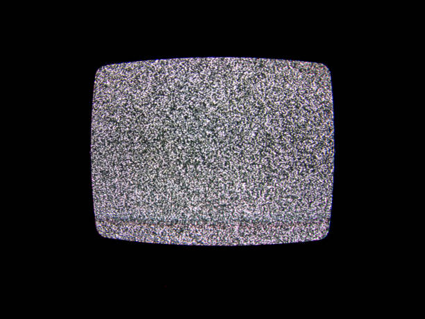 ruidos de estática en la pantalla del televisor viejo en la oscuridad. - tv static fotografías e imágenes de stock