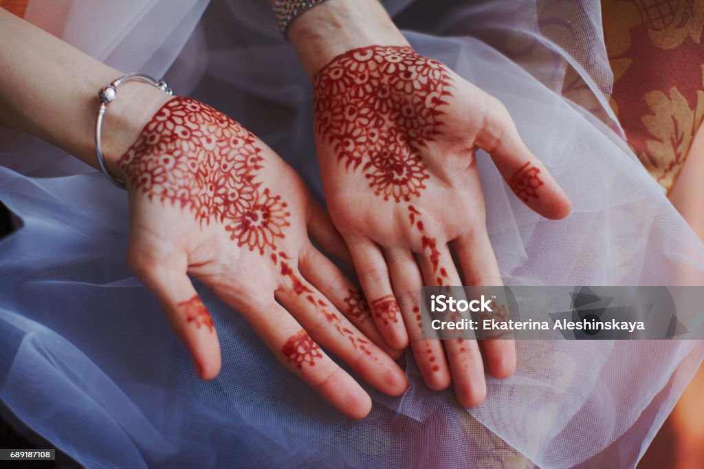 Schöne Henna Muster auf den Händen der Braut - Lizenzfrei Hennatätowierung Stock-Foto