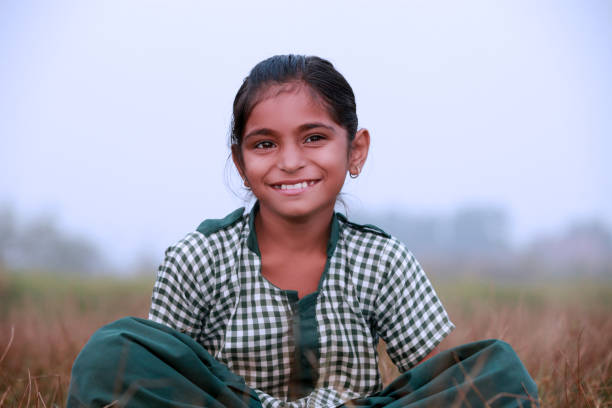 entzückende kleine mädchen porträt hautnah - poverty india child little girls stock-fotos und bilder