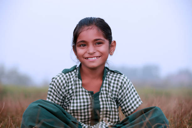 очаровательный маленький портрет девочки крупным планом - rural scene little girls child one little girl стоковые фото и изображения