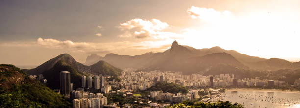 montaña de cocrovado en tonos sepia - christ the redeemer rio de janeiro city urban scene fotografías e imágenes de stock