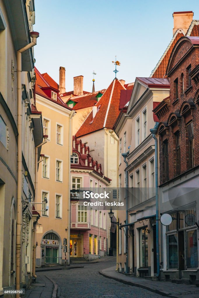 Schmale Straßenansicht in der Altstadt von Tallinn - Lizenzfrei Alt Stock-Foto