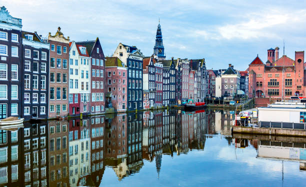 inner harbor velha cidade barcos reflexão amesterdão holanda países baixos - urban scene building exterior reflection house - fotografias e filmes do acervo