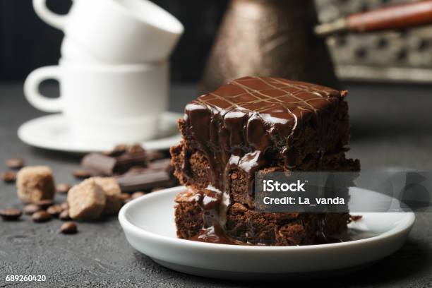 Delicioso Brownie Casero Con Salsa De Chocolate Y Caramelo En La Mesa Enfoque Selectivo Foto de stock y más banco de imágenes de Brownie - Pastel