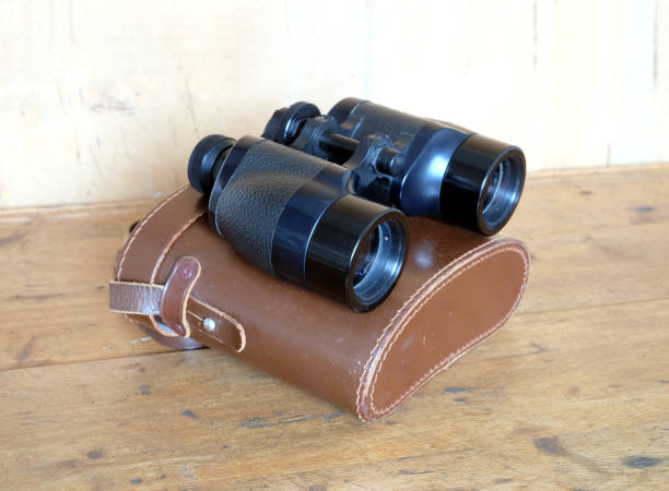 binocolo vintage prisma nero e cassa in pelle marrone - binoculars watching optical instrument closed foto e immagini stock