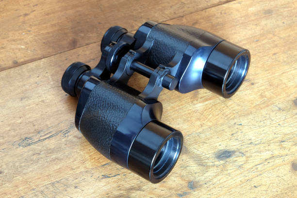 closeup de binoculares color negro vintage prisma - binoculars watching optical instrument closed fotografías e imágenes de stock