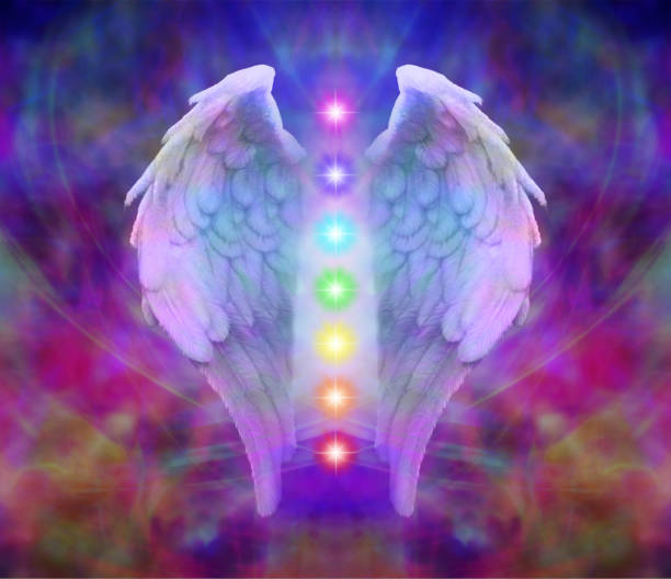 skrzydła anioła i siedem czakr na kolorowym tle - reiki alternative medicine chakra recovery zdjęcia i obrazy z banku zdjęć
