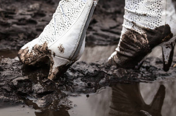 istock Dirty white high-heel shoes in the mud 689287848