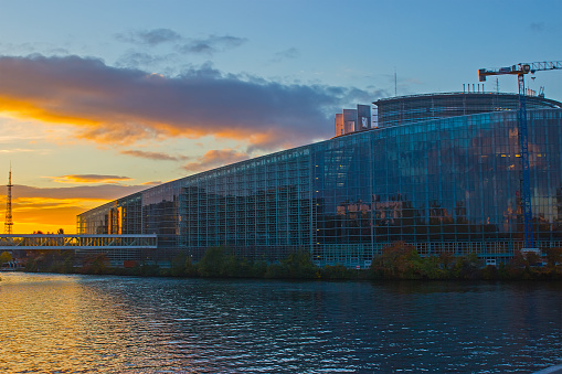 Parlamento de la UE con el cielo y las nubes arriba. photo