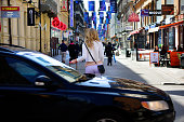 blonde-frau-tourist-in-stockholm-mischung-aus-zeichen-hintergrund.jpg?b=1&s=170x170&k=20&c=vW696oOGLj24WLaRUfyvbeGjGR6fTfli0JqQeb7IVKk=