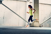 sportlerin-die-drau%C3%9Fen-joggen.jpg?b