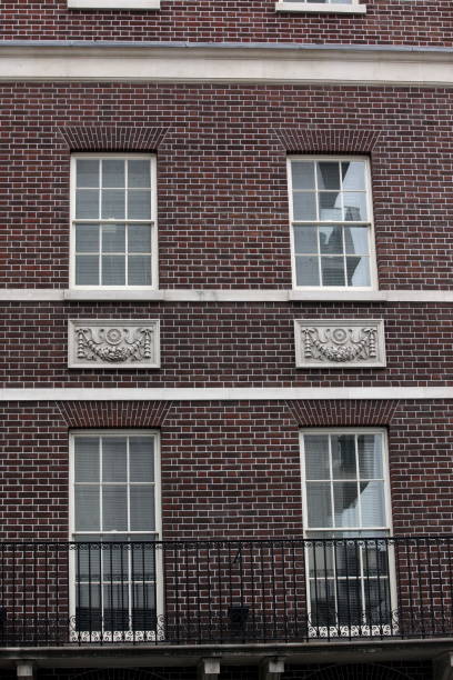 arquitectura georgiana ventanas en una pared de la casa, londres, reino unido - london england apartment uk real estate fotografías e imágenes de stock