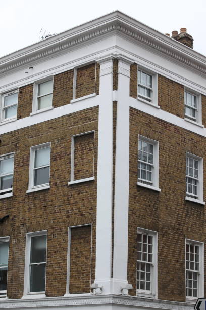 arquitectura georgiana ventanas en una pared de la casa, londres, reino unido - london england apartment uk real estate fotografías e imágenes de stock