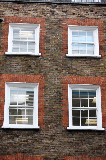 arquitectura georgiana ventanas en una pared de la casa, londres, reino unido - london england apartment uk real estate fotografías e imágenes de stock