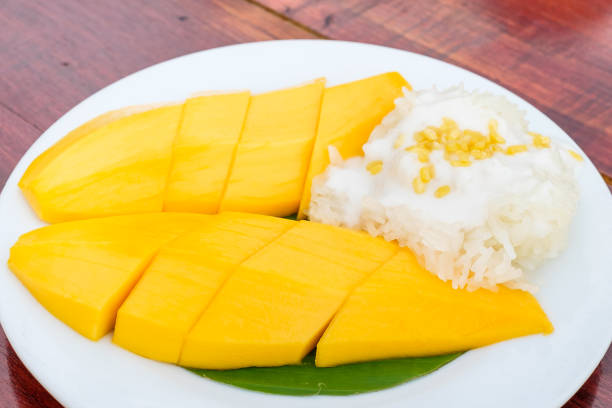 istock Sweet Sticky rice with mangoes 689323400