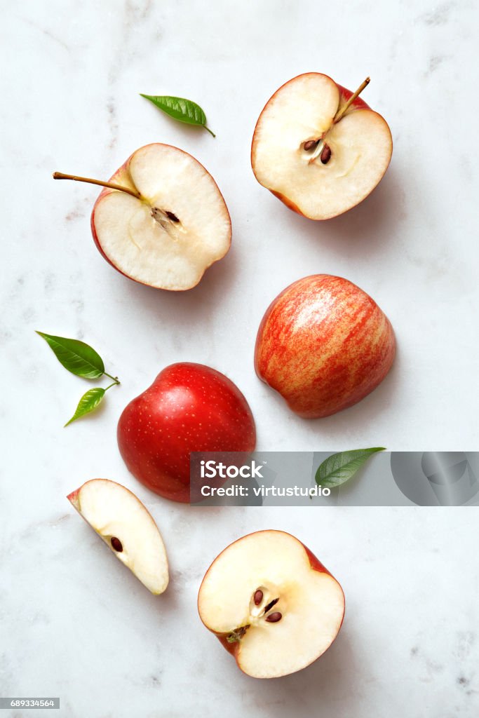 Plat de pommes pondent sur un fond de marbre. Groupe de fruits pommes en tranches et tout vu d’en haut. Vue de dessus - Photo de Pomme libre de droits