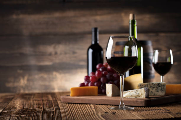vinho tinto e queijo - wine glass appetizer bottle - fotografias e filmes do acervo