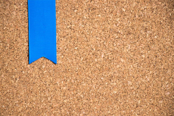 cinta azul sobre fondo de textura de corcho tablero - bulletin board office note pad wood fotografías e imágenes de stock