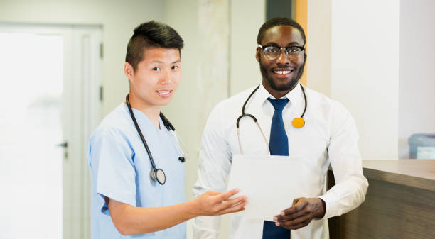 의사와 비상 대기실 멀티 민족 남자에 인턴 - healthcare and medicine smiling group of people lab coat 뉴스 사진 이미지