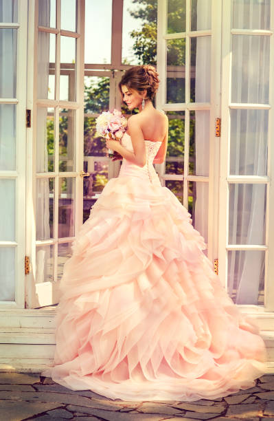 結婚式のブーケでの優雅なウェディング ドレスの花嫁。 - weding gown ストックフォトと画像