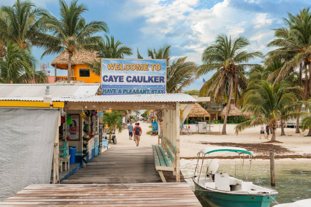 Caye Caulker: Welcome sign at the wooden pier dock in Caye Caulker. It is a small island near Ambergris Caye, Belize.