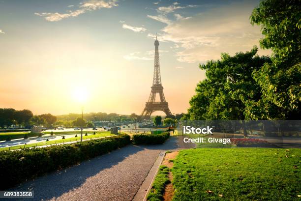 Foto de Torre Perto De Parque Em Paris e mais fotos de stock de Torre Eiffel - Torre Eiffel, Paris, Parque público