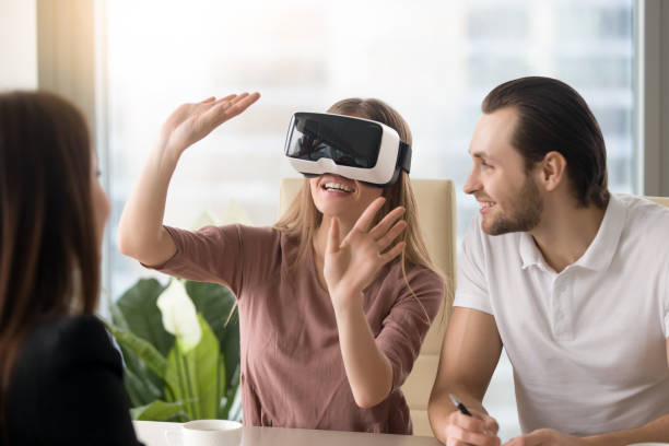 mujer con casco de realidad virtual, equipo de desarrollo de aplicaciones de gafas vr - pantalla montada en la cabeza fotografías e imágenes de stock