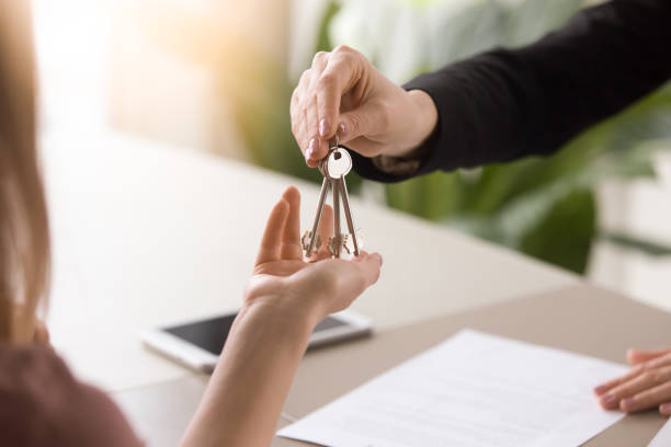 mujer consigue llaves nuevo alquilado propio apartamento, cerca - key sold buying contract fotografías e imágenes de stock