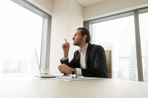 homme d’affaires au bureau a une très bonne idée - small business enjoyment growth planning photos et images de collection