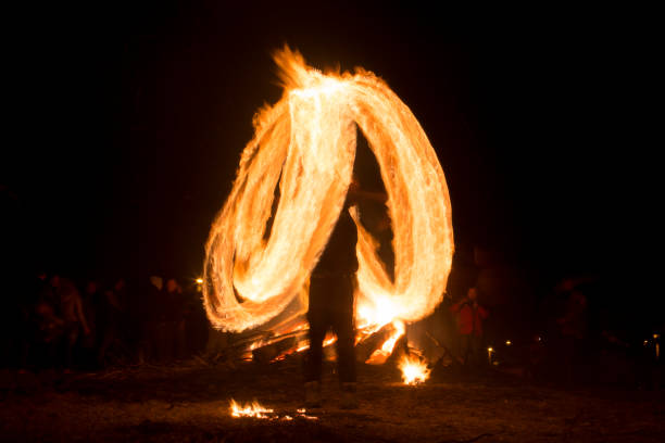 rituale antincendio sirni zagovezni prima di pasqua - beleive foto e immagini stock