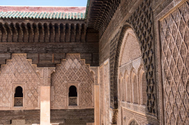 резьба из дерева и каменных деталей. медерса бен-юссеф, марракеш, марокко - fountain courtyard tile wall стоковые фото и изображения