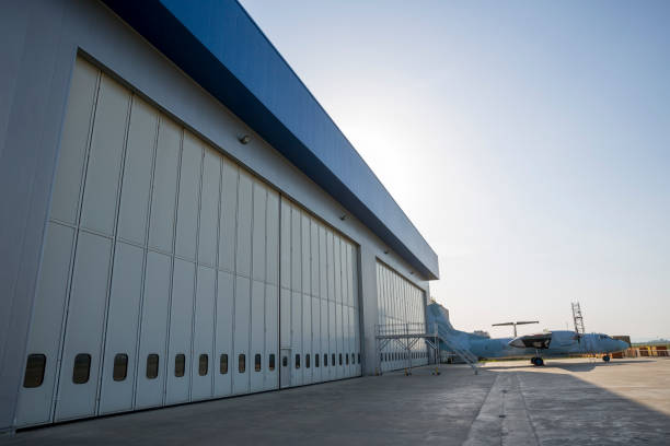 hangar na lotnisku z zewnątrz - vehicle part warehouse storage room repairing zdjęcia i obrazy z banku zdjęć