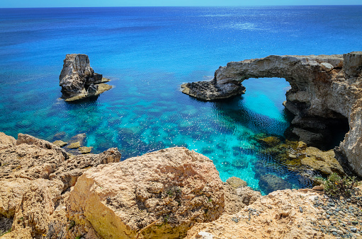 Arco de piedra natural hermosa cerca de Cavo Greco, Ayia Napa y Protaras en la isla de Chipre, mar Mediterráneo. Amantes del legendario puente. photo