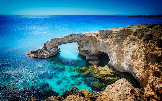 Arco de piedra natural hermosa cerca de Cavo Greco, Ayia Napa y Protaras en la isla de Chipre, mar Mediterráneo. Amantes del legendario puente. photo