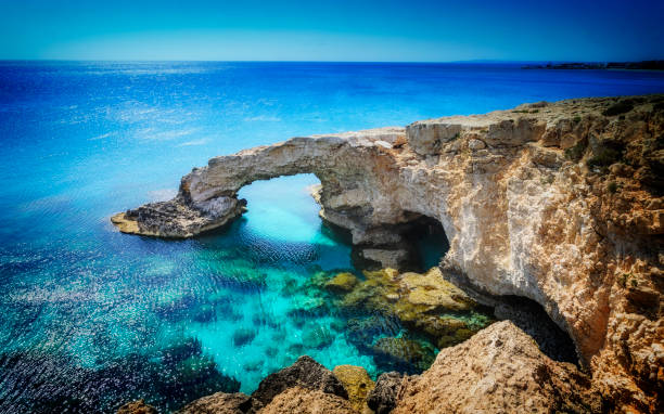 bellissimo arco di roccia naturale vicino ad ayia napa, cavo greco e protaras sull'isola di cipro, nel mar mediterraneo. leggendari amanti del ponte. - cypruss foto e immagini stock