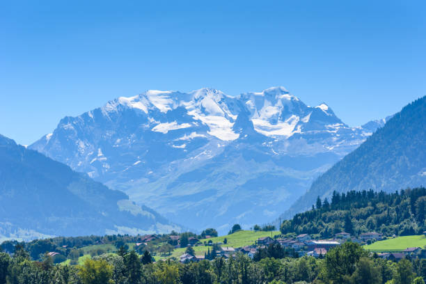 thunersee bei thun mit schönen panoramablick auf die bergwelt - schweiz - switzerland green thun aerial view stock-fotos und bilder