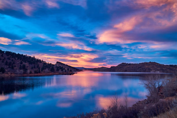 embalse de horsetooth al atardecer - sunset dusk mountain reservoir fotografías e imágenes de stock