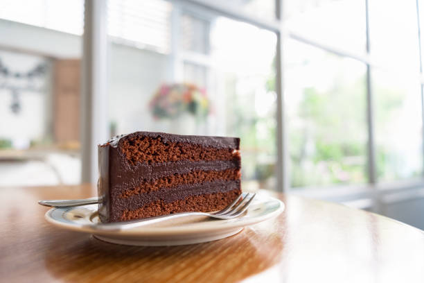 zbliżenie czekoladowego ciasta krówki na drewnianym stole - cookie chocolate cake gourmet dessert zdjęcia i obrazy z banku zdjęć