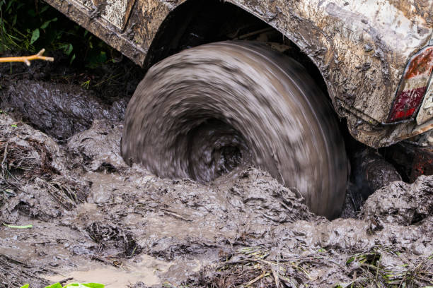 gros plan de la roue qui est resté coincée dans la saleté de la voiture. - stuck photos et images de collection