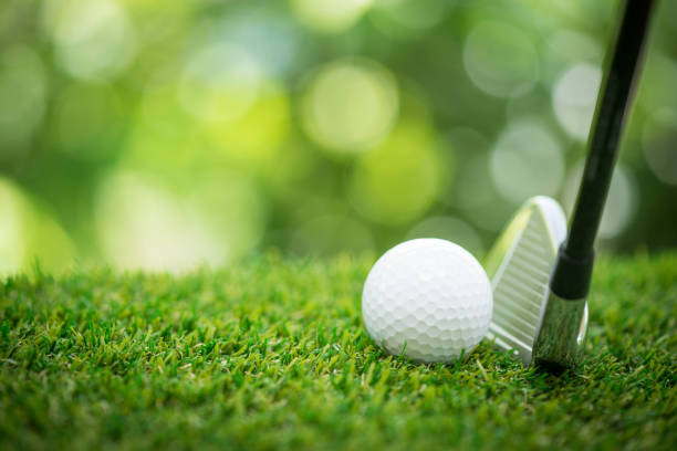 golf spielen - golf golf ball tee green stock-fotos und bilder